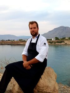 Σταύρος Κουστένης: Ο Chef του «Cesar Meze Bar» της Ρόδου, μιλάει εφ' όλης της ύλης για την Σύγχρονη Ελληνική κουζίνα 1 Σταύρος Κουστένης: Ο Chef του «Cesar Meze Bar» της Ρόδου, μιλάει εφ' όλης της ύλης για την Σύγχρονη Ελληνική κουζίνα - FlagInLife