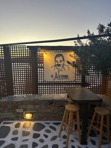 Ο Ντίνος – Ένα μπαλκόνι στο Αιγαίο, στον όρμο Γιαννάκη στην Τήνο, με θαλασσινές γεύσεις που ξεχωρίζουν - FlagInLife