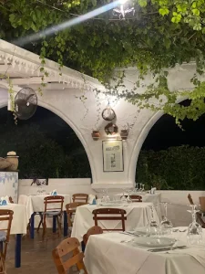 Μαυρίκος: Μια ιστορική ταβέρνα της Ρόδου, αποτελεί την θεματοφυλακή της Ροδιακής γαστρονομίας - FlagInLife