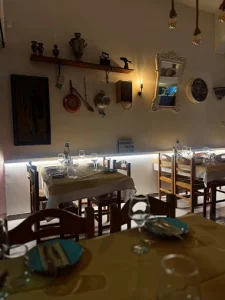 Οινοεστιατόριο «Αθηνά»: Ένα διαμαντάκι στα στενά της Δραπετσώνας - FlagInLife