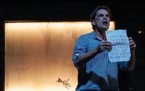 Ο Πουπουλένιος: Μια παράσταση που σε κρατάει στην άκρη της καρέκλας 4 Ο Πουπουλένιος: Μια παράσταση που σε κρατάει στην άκρη της καρέκλας - FlagInLife