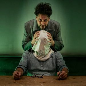 Ο Πουπουλένιος: Μια παράσταση που σε κρατάει στην άκρη της καρέκλας 1 Ο Πουπουλένιος: Μια παράσταση που σε κρατάει στην άκρη της καρέκλας - FlagInLife