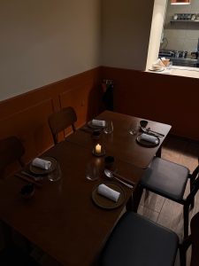 Garum: Ο Χρήστος Γλωσσίδης επαναφέρει τον αρχαιοελληνικό γάρο, στο δικό του εστιατόριο στο Μετς 3 Garum: Ο Χρήστος Γλωσσίδης επαναφέρει τον αρχαιοελληνικό γάρο, στο δικό του εστιατόριο στο Μετς - FlagInLife