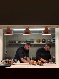 Garum: Ο Χρήστος Γλωσσίδης επαναφέρει τον αρχαιοελληνικό γάρο, στο δικό του εστιατόριο στο Μετς 1 Garum: Ο Χρήστος Γλωσσίδης επαναφέρει τον αρχαιοελληνικό γάρο, στο δικό του εστιατόριο στο Μετς - FlagInLife