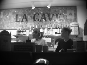 La Cave: Γαλλικό μπιστρό ή street-food καντίνα; Why not both? 1 La Cave: Γαλλικό μπιστρό ή street-food καντίνα; Why not both? - FlagInLife