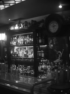 Low Profile Whisky Bar: Ένα διακριτικό καταφύγιο στο κέντρο της πόλης - FlagInLife