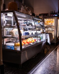 Καπάνι Μάρκετ: Μια νέα ανάσα στο Μεταξουργείο που θέτει νέα γαστρονομικά πρότυπα στην περιοχή 1 Καπάνι Μάρκετ: Μια νέα ανάσα στο Μεταξουργείο που θέτει νέα γαστρονομικά πρότυπα στην περιοχή - FlagInLife