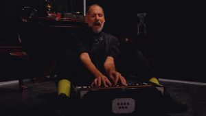 Ο Ορέστης Ντάντος στο προσκήνιο: η μουσική που αγγίζει - FlagInLife