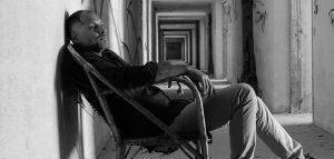 Ο Ορέστης Ντάντος στο προσκήνιο: η μουσική που αγγίζει - FlagInLife