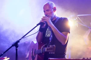 Ο Ορέστης Ντάντος στο προσκήνιο: η μουσική που αγγίζει - FlagInLife