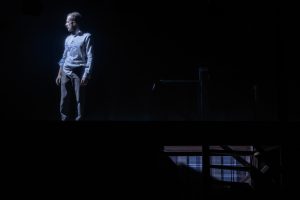 Στην «Εξοχή» του Martin Crimp: ένα επίκαιρο ψυχολογικό θρίλερ 25 ετών - FlagInLife