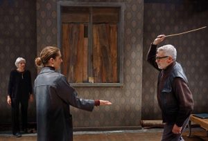 Η «Ράβδος»: Ένα μάθημα εξουσίας χωρίς διάλειμμα 3 Η «Ράβδος»: Ένα μάθημα εξουσίας χωρίς διάλειμμα - FlagInLife