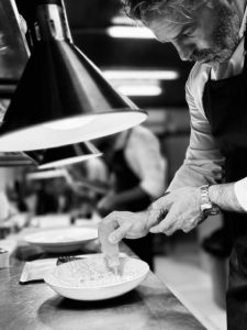 Αλλαγές στο γαστρονομικό χάρτη της Θάσου: ο Γιάννης Μαρινόπουλος σε νέες περιπέτειες - FlagInLife