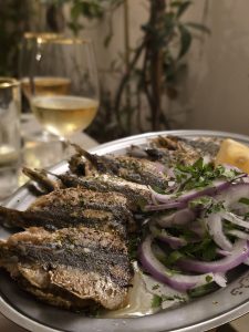 Ταβέρνα Ερμού: Η παλιά αστική Αθήνα στο πιο τουριστικό της σημείο 4 Ταβέρνα Ερμού: Η παλιά αστική Αθήνα στο πιο τουριστικό της σημείο - FlagInLife