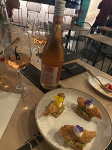 Girafe Athens: Afro αισθητική και πάνω από 135 ετικέτες κρασιού στο νέο wine bar των Εξαρχείων - FlagInLife