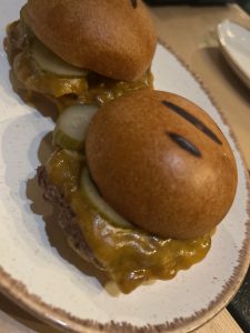 Girafe Athens: Afro αισθητική και πάνω από 135 ετικέτες κρασιού στο νέο wine bar των Εξαρχείων - FlagInLife