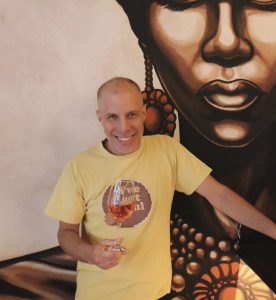 Girafe Athens: Afro αισθητική και πάνω από 135 ετικέτες κρασιού στο νέο wine bar των Εξαρχείων - FlagInLife