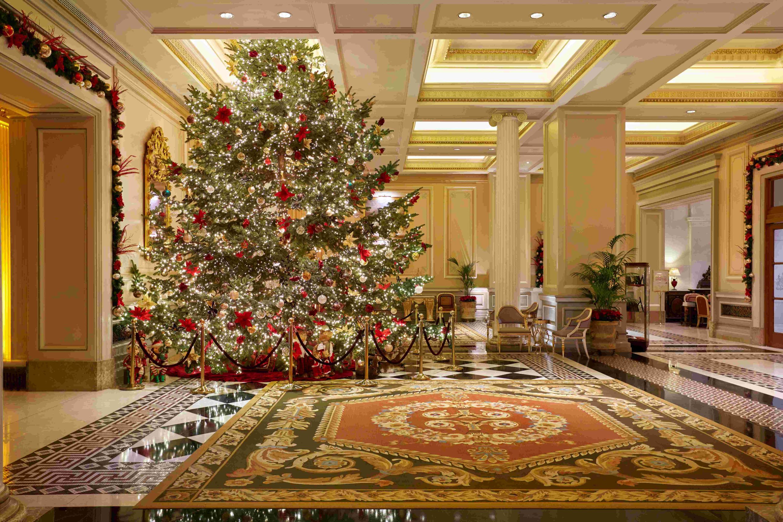 Hotel_Grande_Bretagne_Lobby_Christmas_Suggestions