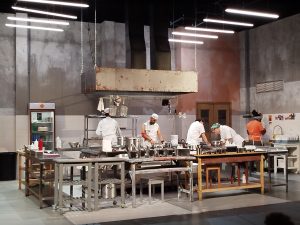 «Η Κουζίνα» σε σκηνοθεσία Γιώργου Κουτλή: Μια παράσταση που βράζει από αλήθεια - FlagInLife