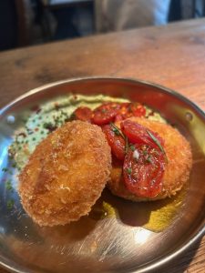 Le Sapin: Σύγχρονη ελληνική κουζίνα στην Αράχωβα, με την υπογραφή του chef Θωμά Μάτσα 3 Le Sapin: Σύγχρονη ελληνική κουζίνα στην Αράχωβα, με την υπογραφή του chef Θωμά Μάτσα - FlagInLife