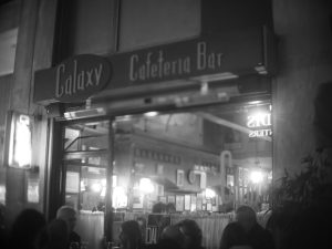 Au Revoir & Galaxy Bar: Δύο Μπαρ, Δύο Εποχές - FlagInLife
