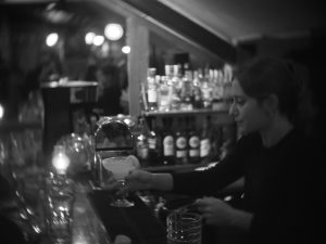 Rue de Marseille: Whisky, ιστορίες και παλιά αίγλη - FlagInLife