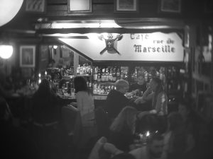 Rue de Marseille: Whisky, ιστορίες και παλιά αίγλη - FlagInLife
