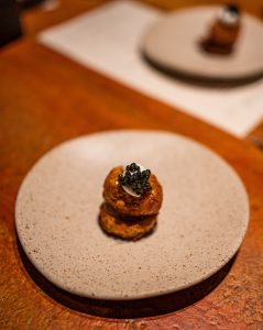 Fine Mess Smokehouse: Όταν ο καπνός μαθαίνει καλούς τρόπους και το BBQ συναντά την υψηλή γαστρονομία - FlagInLife