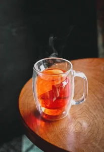 Ζεστές Γουλιές για Κρύες Νύχτες: Τέσσερα Ζεστά Cocktails που Αξίζουν να Μπουν στο Ποτήρι σου - FlagInLife