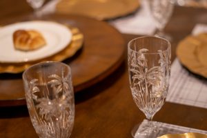 Γιορτινό τραπέζι στο σπίτι με μνήμες από πιάτα της δεκαετίας του 1960 – 1970 - FlagInLife