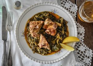 Γιορτινό τραπέζι στο σπίτι με μνήμες από πιάτα της δεκαετίας του 1960 – 1970 - FlagInLife