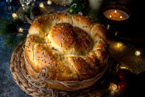 Γιορτινό τραπέζι στο σπίτι με μνήμες από πιάτα της δεκαετίας του 1960 – 1970 - FlagInLife