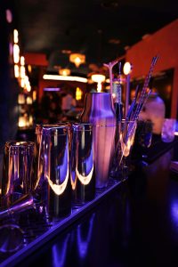 Φήμη στα Μπαρ: Όταν τα Φώτα Τυφλώνουν - FlagInLife