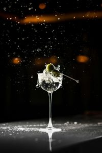 Φήμη στα Μπαρ: Όταν τα Φώτα Τυφλώνουν - FlagInLife