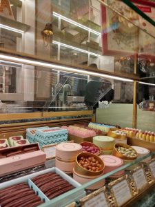 Ladurée: η ιδέα του art de vivre ζωντανεύει στο κέντρο της Αθήνας 3 Ladurée: η ιδέα του art de vivre ζωντανεύει στο κέντρο της Αθήνας - FlagInLife