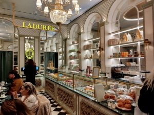 Ladurée: η ιδέα του art de vivre ζωντανεύει στο κέντρο της Αθήνας 1 Ladurée: η ιδέα του art de vivre ζωντανεύει στο κέντρο της Αθήνας - FlagInLife