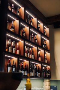 Fteri Vinum Vinoteca: ένα wine bar φλερτάρει με τη μποέμ γειτονιά του Ψυρρή - FlagInLife