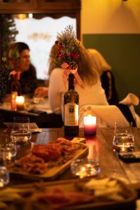 Fteri Vinum Vinoteca: ένα wine bar φλερτάρει με τη μποέμ γειτονιά του Ψυρρή - FlagInLife