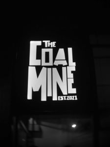 The Coal Mine: Το αγαπημένο ουισκάδικο της γειτονιάς - FlagInLife