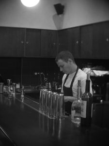 Quinn’s Bar: Μια διακριτική κομψότητα στο κέντρο της πόλης 2 Quinn’s Bar: Μια διακριτική κομψότητα στο κέντρο της πόλης - FlagInLife