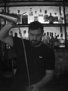 Το Μπαρ: Τρεις τελείες, μια παύλα και μια ήρεμη νίκη - FlagInLife