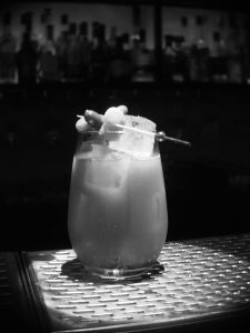 Το Μπαρ: Τρεις τελείες, μια παύλα και μια ήρεμη νίκη - FlagInLife