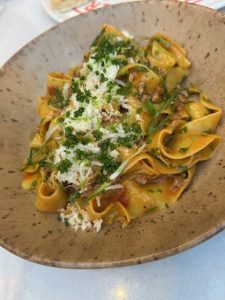 Η νέα γαστρονομική άφιξη στο Γαλάτσι ακούει στο όνομα Scarlet και ξεχωρίζει με τον Βαγγέλη Βέη στο τιμόνι της κουζίνας - FlagInLife