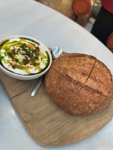 Η νέα γαστρονομική άφιξη στο Γαλάτσι ακούει στο όνομα Scarlet και ξεχωρίζει με τον Βαγγέλη Βέη στο τιμόνι της κουζίνας - FlagInLife