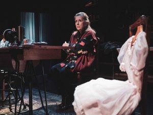 Μια Ζωή – Ο Μονόλογος μιας Μοδίστρας: μια ήσυχη συνάντηση με τη μνήμη - FlagInLife