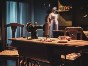 Μια Ζωή – Ο Μονόλογος μιας Μοδίστρας: μια ήσυχη συνάντηση με τη μνήμη - FlagInLife