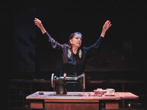 Μια Ζωή – Ο Μονόλογος μιας Μοδίστρας: μια ήσυχη συνάντηση με τη μνήμη - FlagInLife