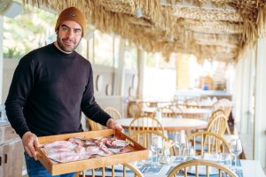 BlueFish Vouliagmeni: Ψαροφαγία πάνω στη θάλασσα με την πρωτοποριακή ιδέα Head to Tail 1 BlueFish Vouliagmeni: Ψαροφαγία πάνω στη θάλασσα με την πρωτοποριακή ιδέα Head to Tail - FlagInLife