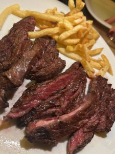 Κιβωτός: Μια ταβέρνα στην Κηφισιά σερβίρει κοπές βοδινών steaks, άψογα ψημένες - FlagInLife