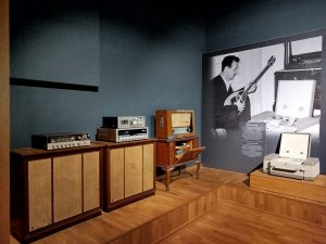 Βασίλης Τσιτσάνης: Η διαδρομή του και η μεταμόρφωση ενός ιστορικού κτιρίου σε μουσείο 4 Βασίλης Τσιτσάνης: Η διαδρομή του και η μεταμόρφωση ενός ιστορικού κτιρίου σε μουσείο - FlagInLife